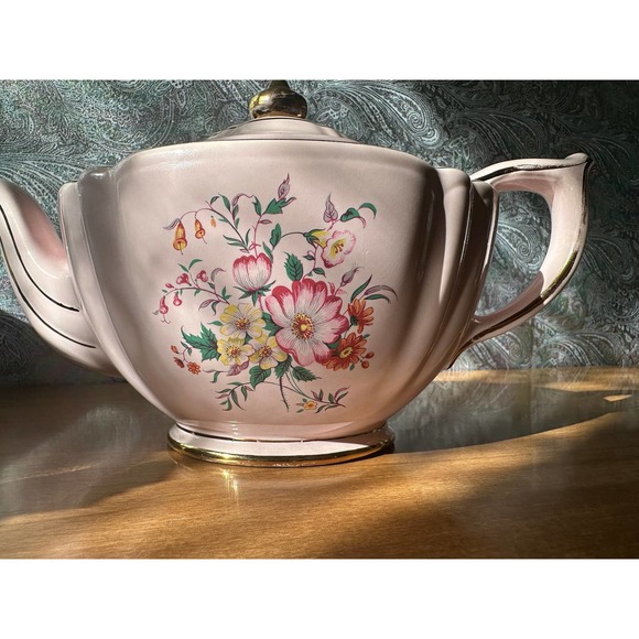 Vintage pink Sadler teapot with bouquets of flowers - Picture 8 of 10
